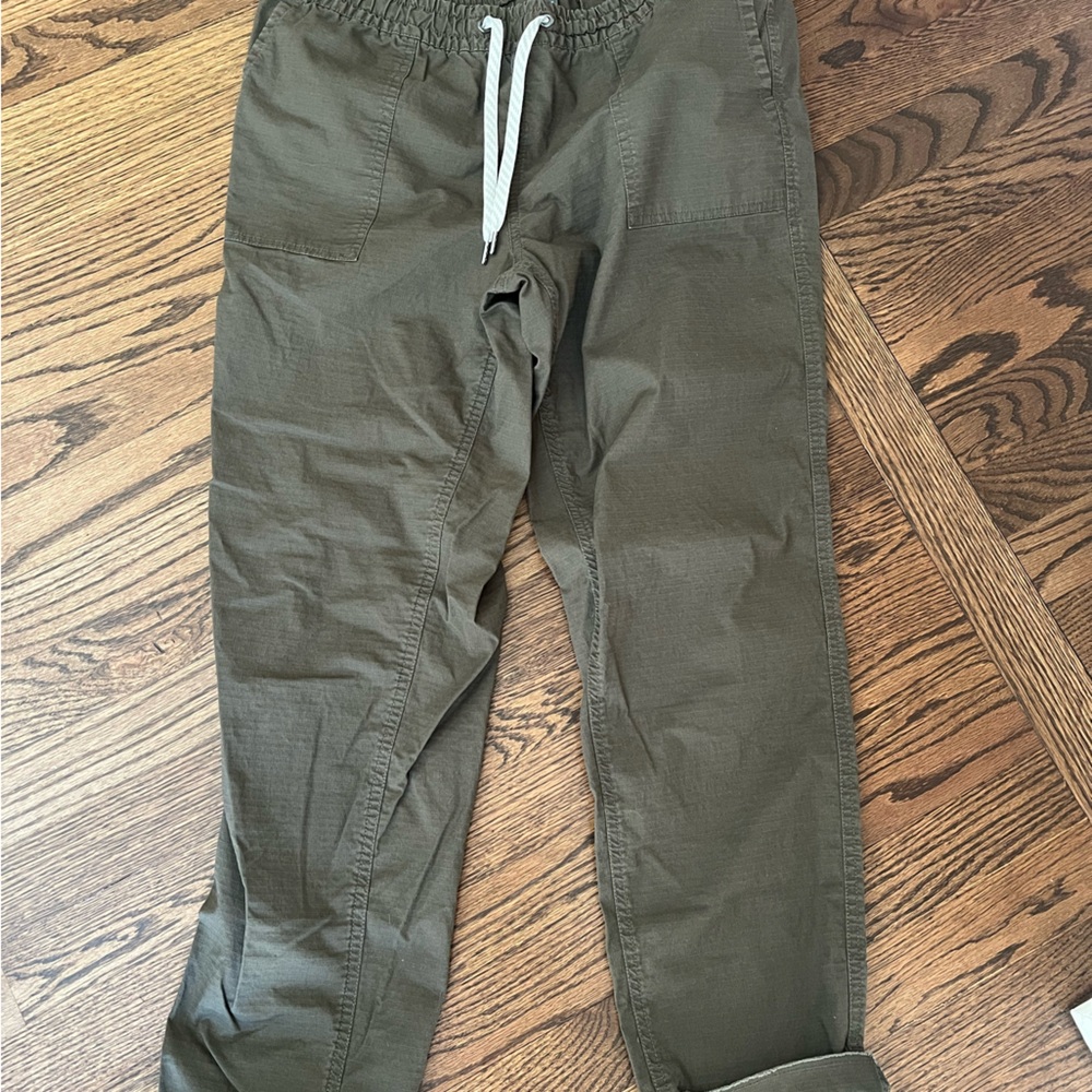 Vuori Cropped Green Pants Size Medium